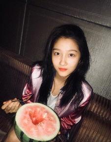 关晓彤娱乐吃瓜图片